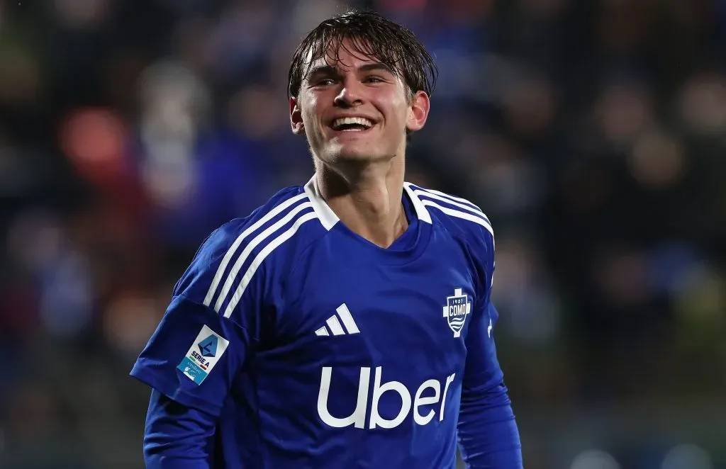 Meia Nico Paz, pelo Como 1907, da Itália.Jogador estava no Real Madrid e é um dos que a diretoria e o treinador do Arsenal gostam muito, mas ele tem intenções de retornar ao clube merengue no ano que vem (Foto:Marco Luzzani/Getty Images)