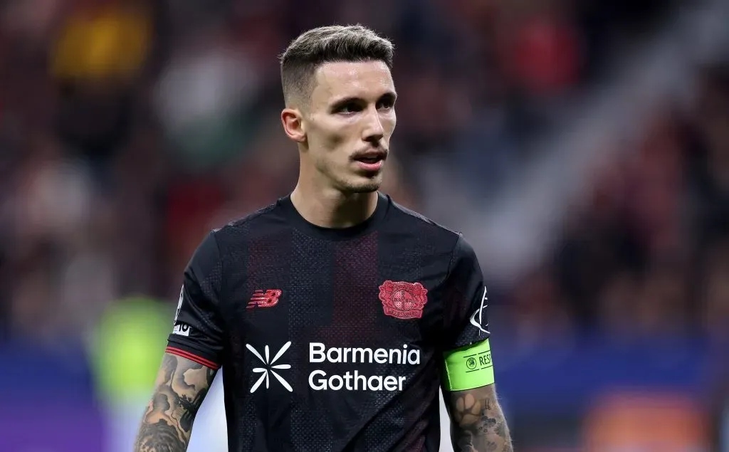 Alex Grimaldo, lateral do Bayer Leverkusen. Jogador comentou que houve uma chance de transferência junto de Xabi Alonso para o Real Madrid, mas que o clube contratou Alvaro Carreras para a posção. (Foto: Lars Baron/Getty Images)