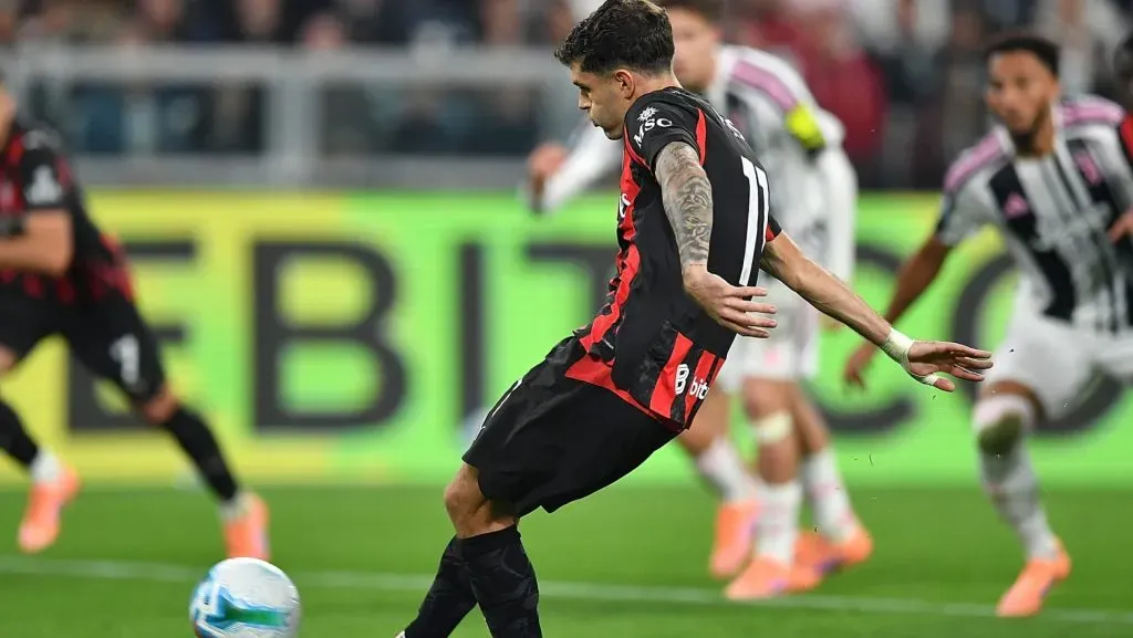 O lance expôs a pressão sobre jogadores e técnicos, com Allegri evitando olhar diretamente o pênalti. (Photo by Valerio Pennicino/Getty Images)