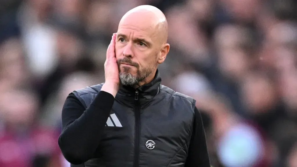 Erik ten Hag com a mão na cabeça durante partida do Manchester United (Foto: Justin Setterfield/Getty Images)
