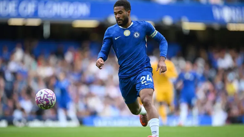 Reece James corre com a bola durante a partida da Premier League. Foto: Clive Mason/Getty Images