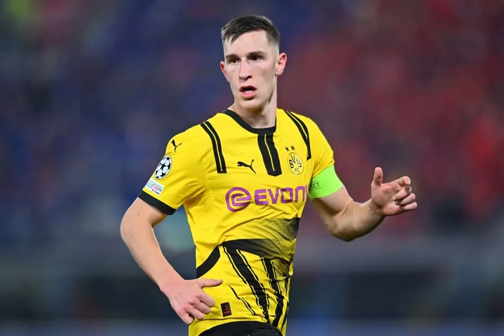 Schlotterbeck, zagueiro do Borussia Dortmund. Ele se tornou um alvo do Barcelona, Real Madrid e o time alemão quer renovar o contrato do jogador, mas ele não tem pressa (Foto: Alessandro Sabattini/Getty Images)