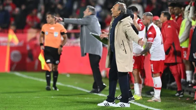 O técnico Miguel Angel Russo reage durante a partida. Foto: Rodrigo Valle/Getty Images