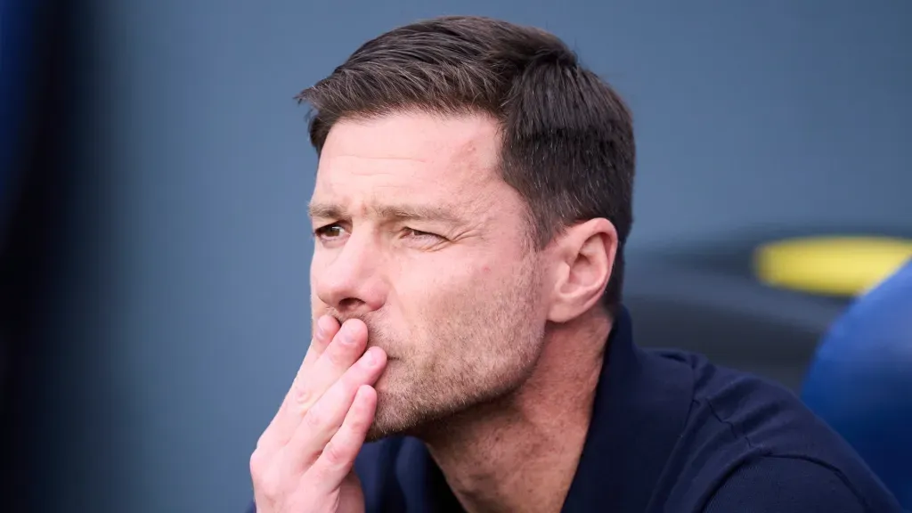 Xabi Alonso pensativo durante partida do Real Madrid (Foto: Juan Manuel Serrano Arce/Getty Images)
