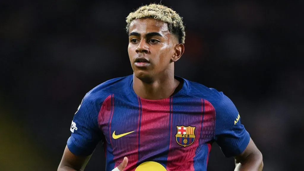 Lamine Yamal em campo com o Barcelona (Photo by David Ramos/Getty Images)