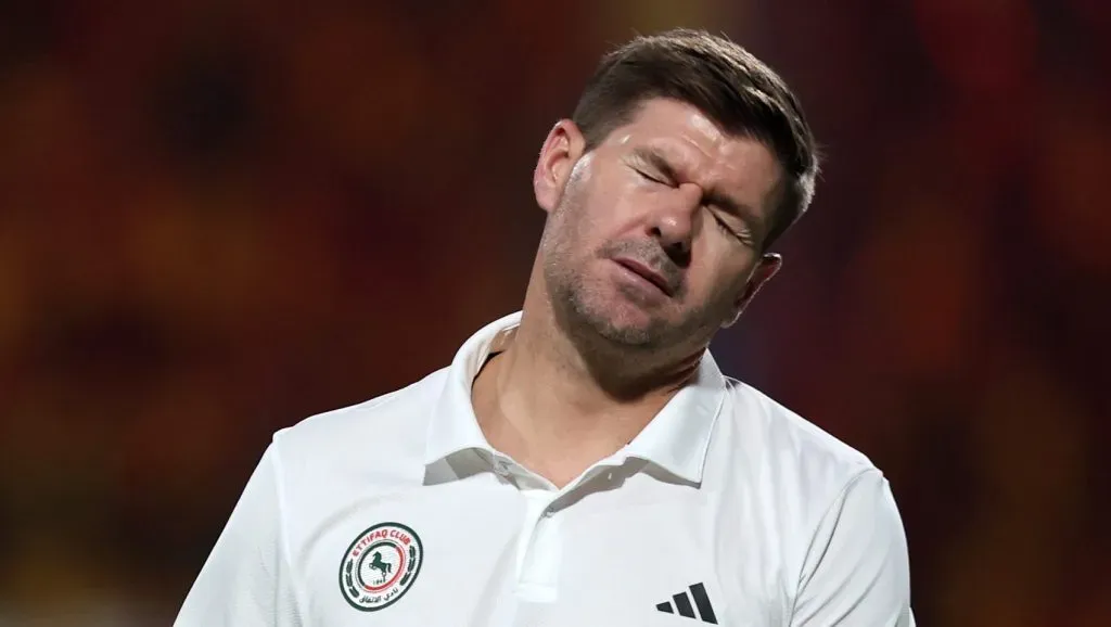 Gerrard fica irritado em partida do Al-Ettifaq