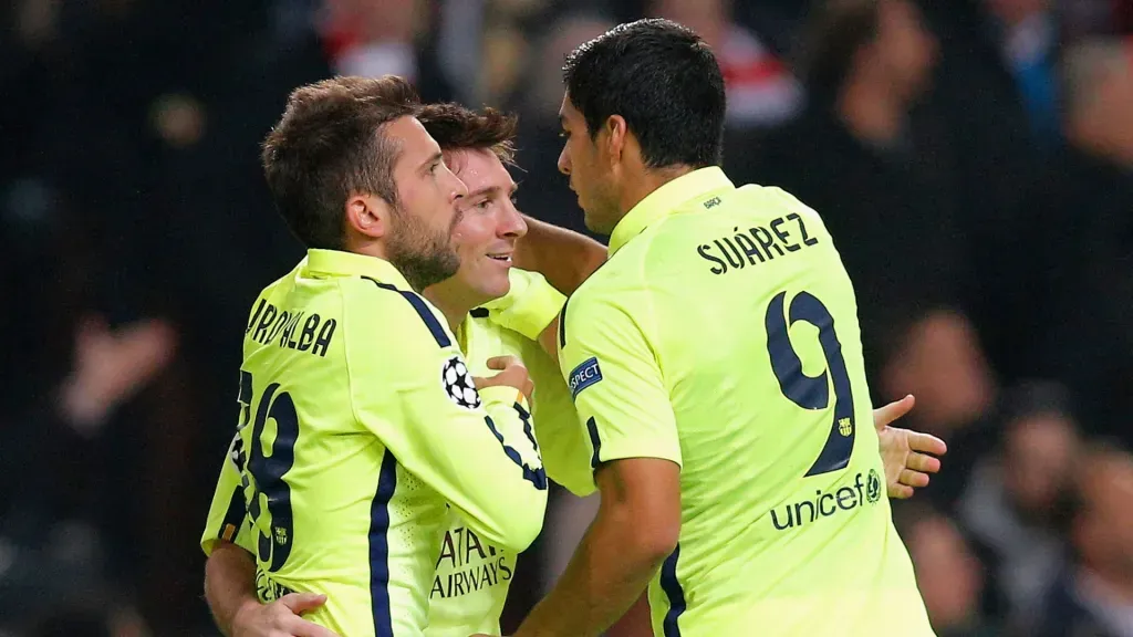 Suárez, Jordi Alba e Lionel Messi comemorando durante partida pelo Barcelona. (Foto: Dean Mouhtaropoulos/Getty Images)