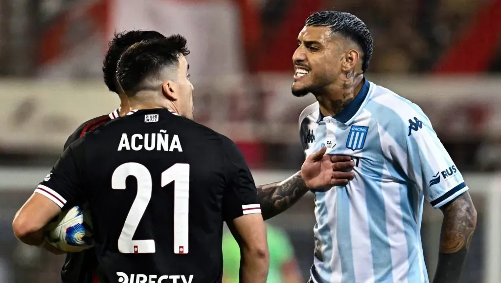 Marcos Acuña em confusão no jogo entre River Plate e Racing. Foto: Luciano Bisbal/Getty Images
