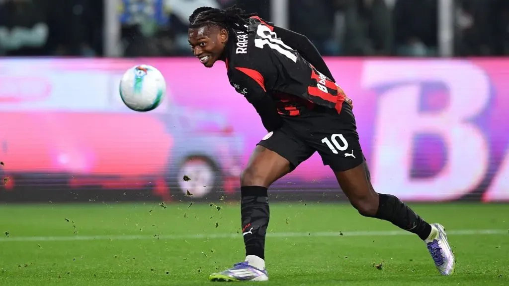 Rafael Leao em ação durante a partida da Série A. Foto: Valerio Pennicino/Getty Images