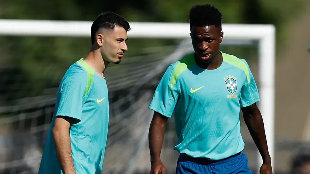 Gabriel Martinelli e Vinicius Junior durante treino da Seleção Brasileira (Foto: Buda Mendes/Getty Images)
