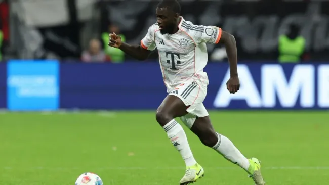 Dayot Upamecano corre com a bola durante partida da Bundesliga. Foto: Alexander Hassenstein/Getty Images