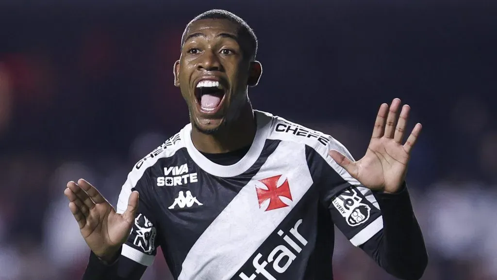 Rayan, com a camisa branca e preta do Vasco da Gama (Foto: Ricardo Moreira/Getty Images)
