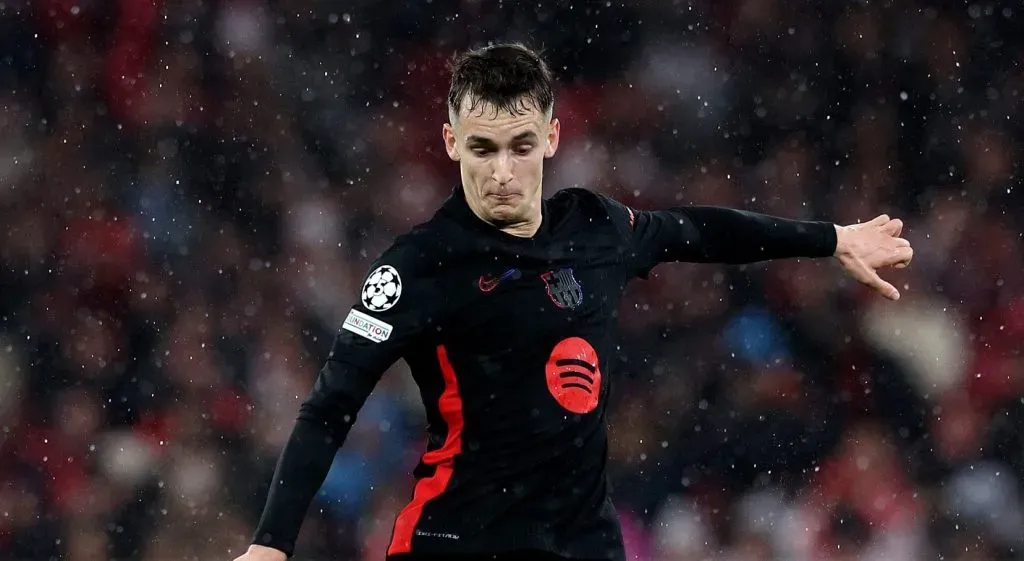 Marc Casadó em campo pelo Barcelona (Carlos Rodrigues/Getty Images)