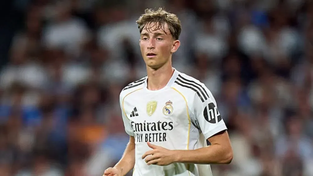 Huijsen em ação pelo Real Madrid. Jogador não deve atuar contra o Getafe, mas a comissão vai ficar de olho na partida contra a Juventus, no dia 23. Já diante do Barcelona, ele deve retornar (Foto: Angel Martinez/Getty Images)