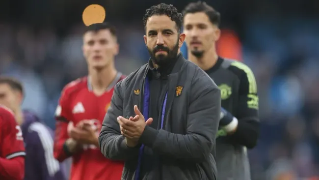 Ruben Amorim aplaude os torcedores após a derrota do time na Premier League. Foto: Carl Recine/Getty Images
