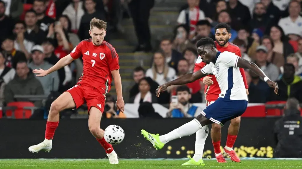 Bukayo Saka finalizando para o gol na vitória da Inglaterra. Foto: Mike Hewitt/Getty Images