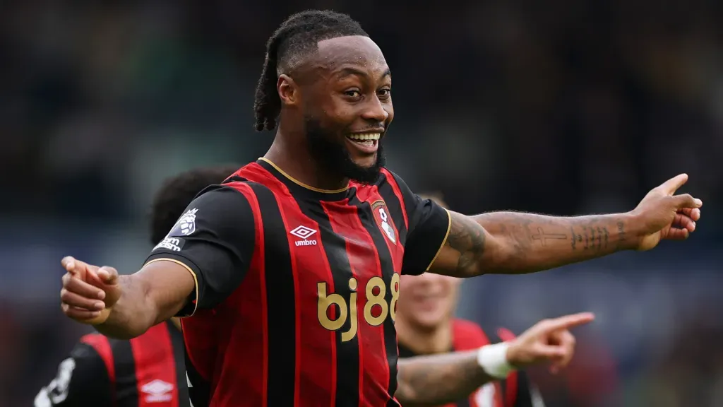 Antoine Semenyo comemora gol com a camisa do Bournemouth (Foto: Stu Forster/Getty Images)