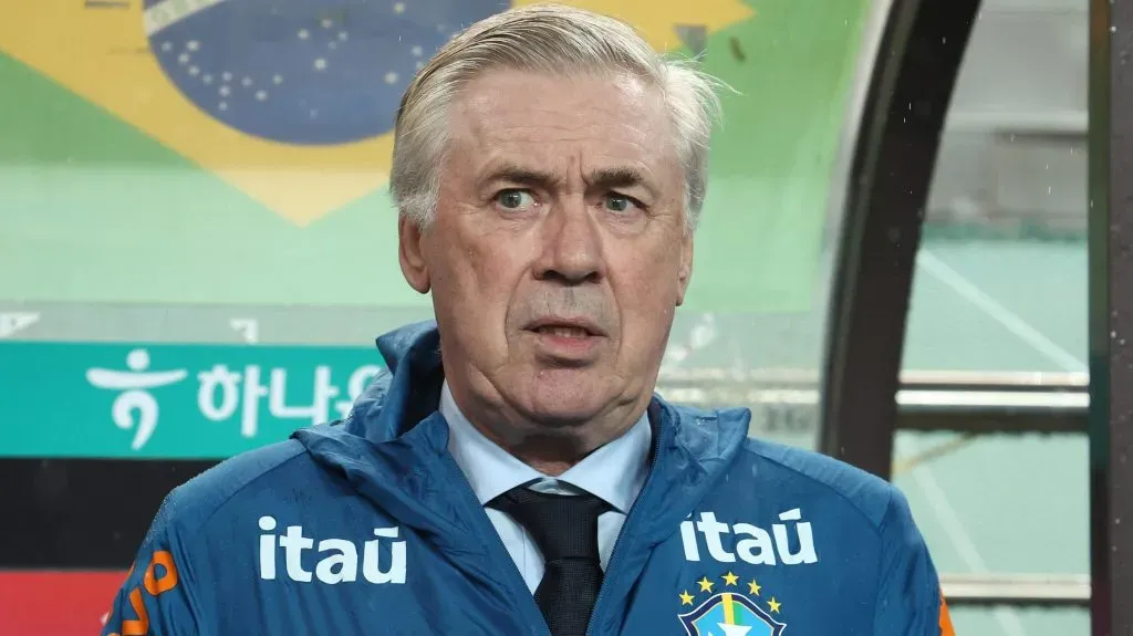 Ancelotti, treinador da Seleção Brasileira, de jaqueta azul