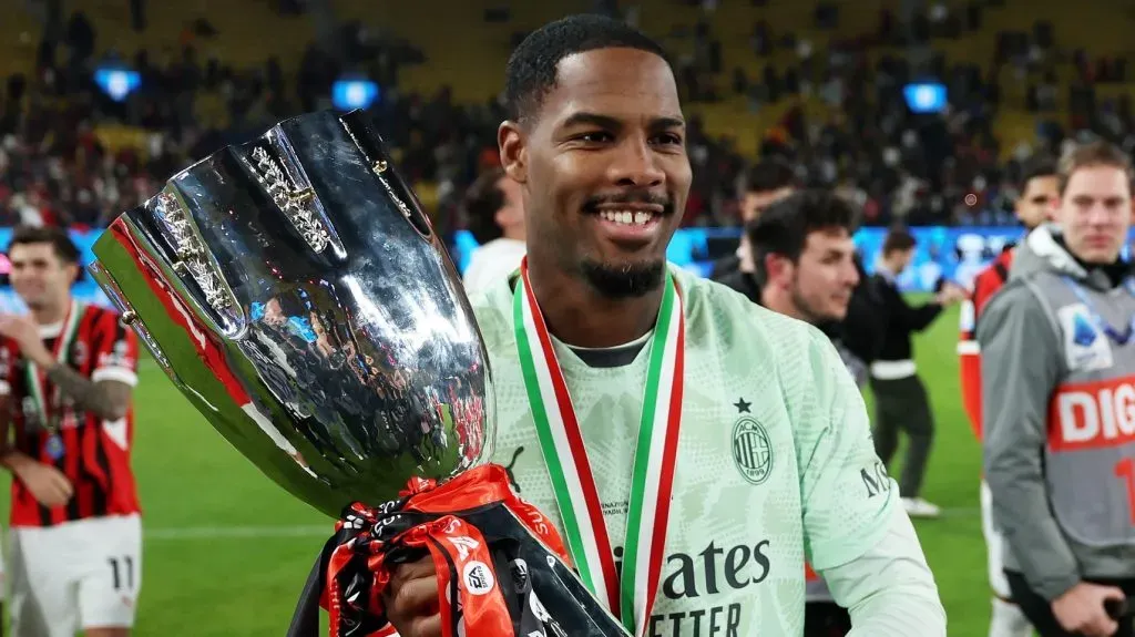 Mike Maignan, goleiro do Milan e alvo do Chelsea. Foto: Yasser Bakhsh/Getty Images