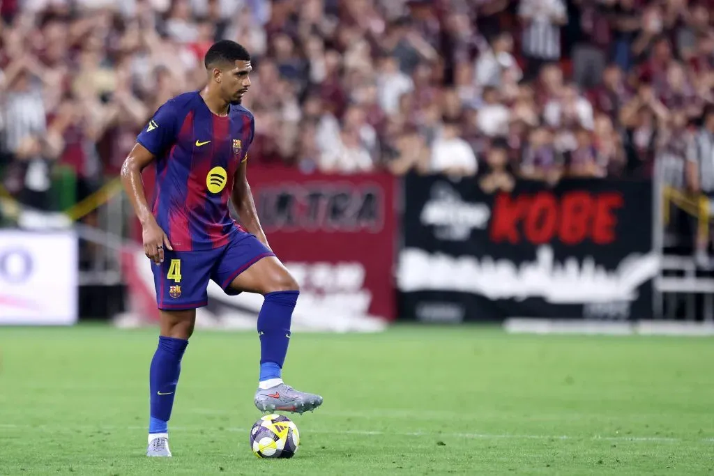 Ronald Araújo pelo Barcelona. (Photo by Paul Miller/Getty Images)