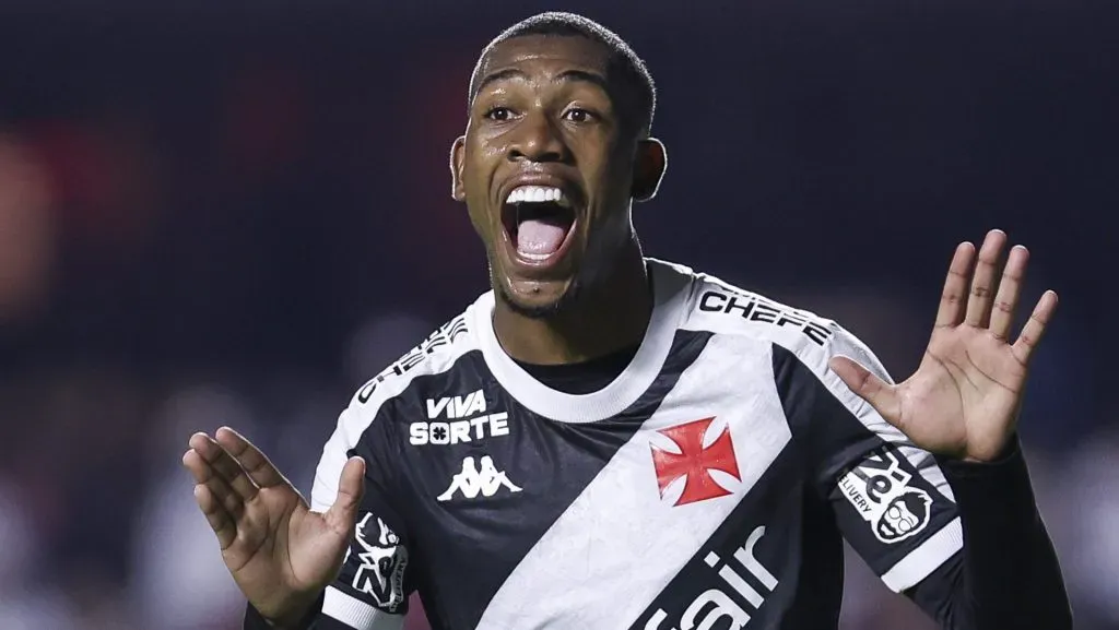 Rayan, alvo do Barcelona, em campo com o Vasco (Photo by Ricardo Moreira/Getty Images)