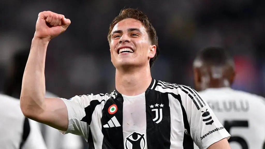 Kenan Yildiz, em campo, com a camisa preta e branca da Juventus (Foto: Valerio Pennicino/Getty Images)