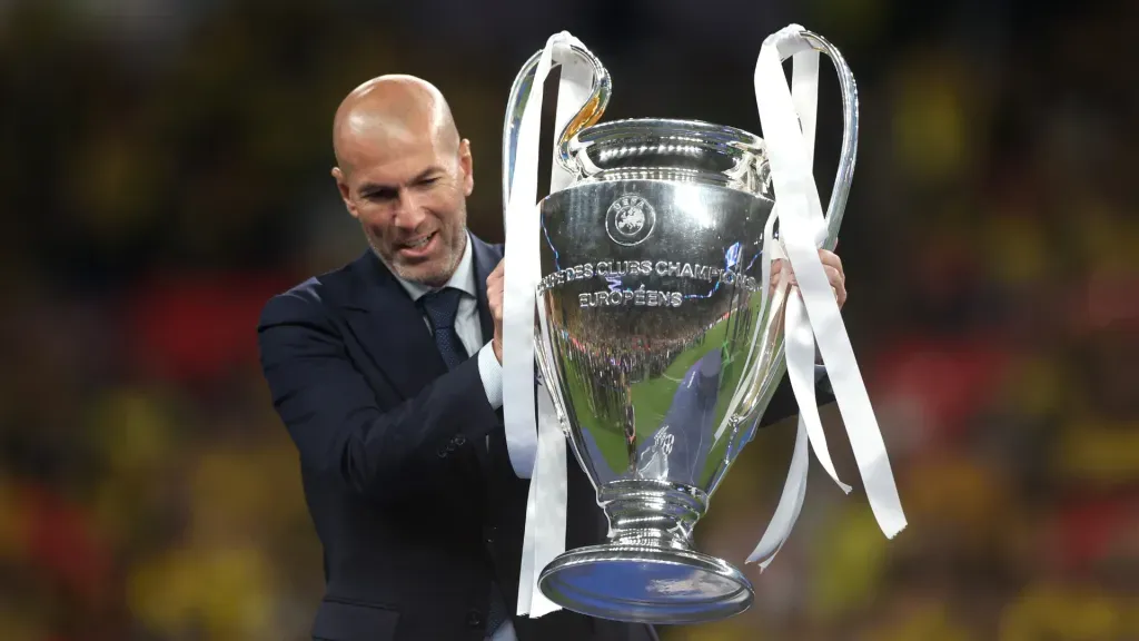 Zinédine Zidane segurando o troféu da Champions League (Foto: Lars Baron/Getty Images)