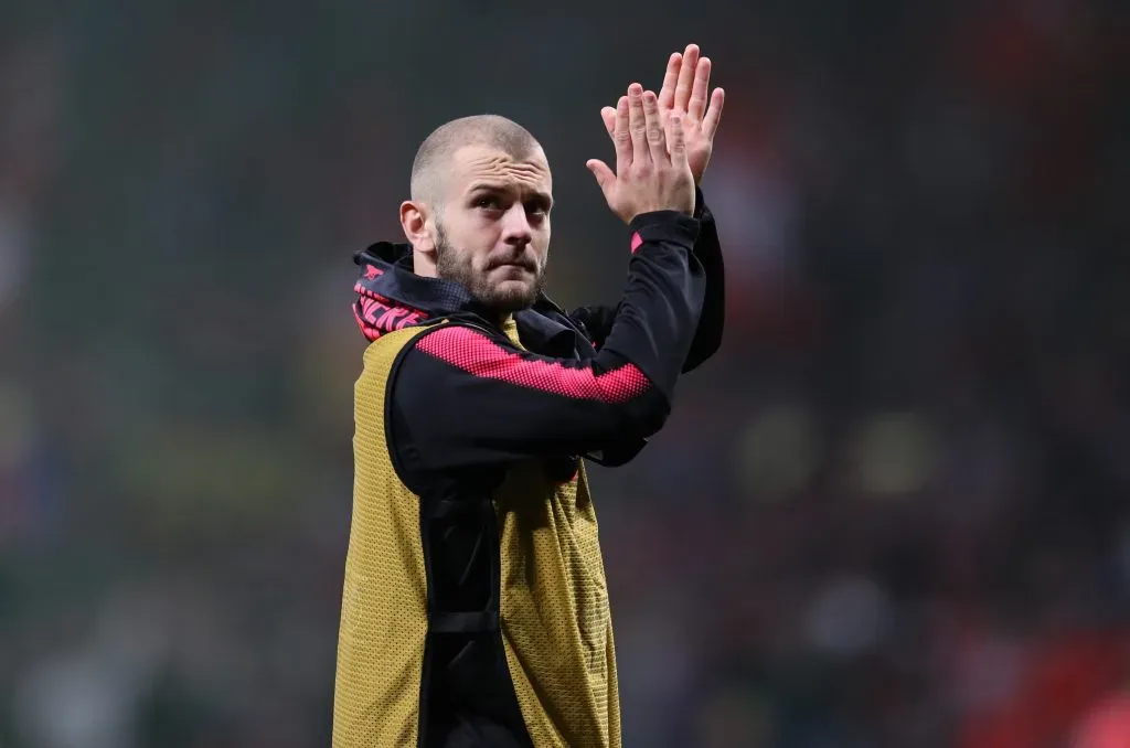 Aos 33 anos, o ex-meia do Arsenal dá um passo decisivo em sua carreira de treinador ao aceitar o comando de um clube em reconstrução, buscando devolver o time à Championship. (Photo by Catherine Ivill/Getty Images)