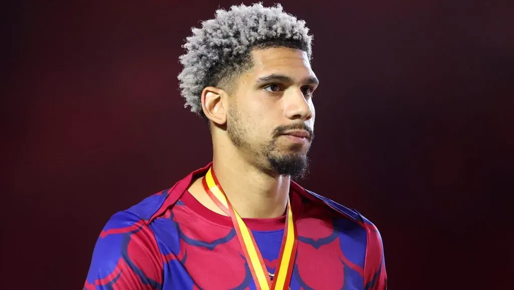 Ronald Araújo em campo com o Barcelona (Photo by Yasser Bakhsh/Getty Images)