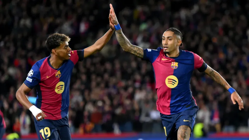 Raphinha e Lamine Yamal comemorando gol pelo Barcelona (Foto: David Ramos Getty Images)