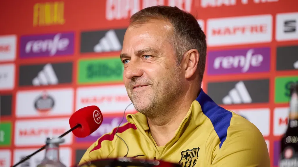 Hansi Flick durante coletiva pelo Barcelona (Foto: Fran Santiago/Getty Images)