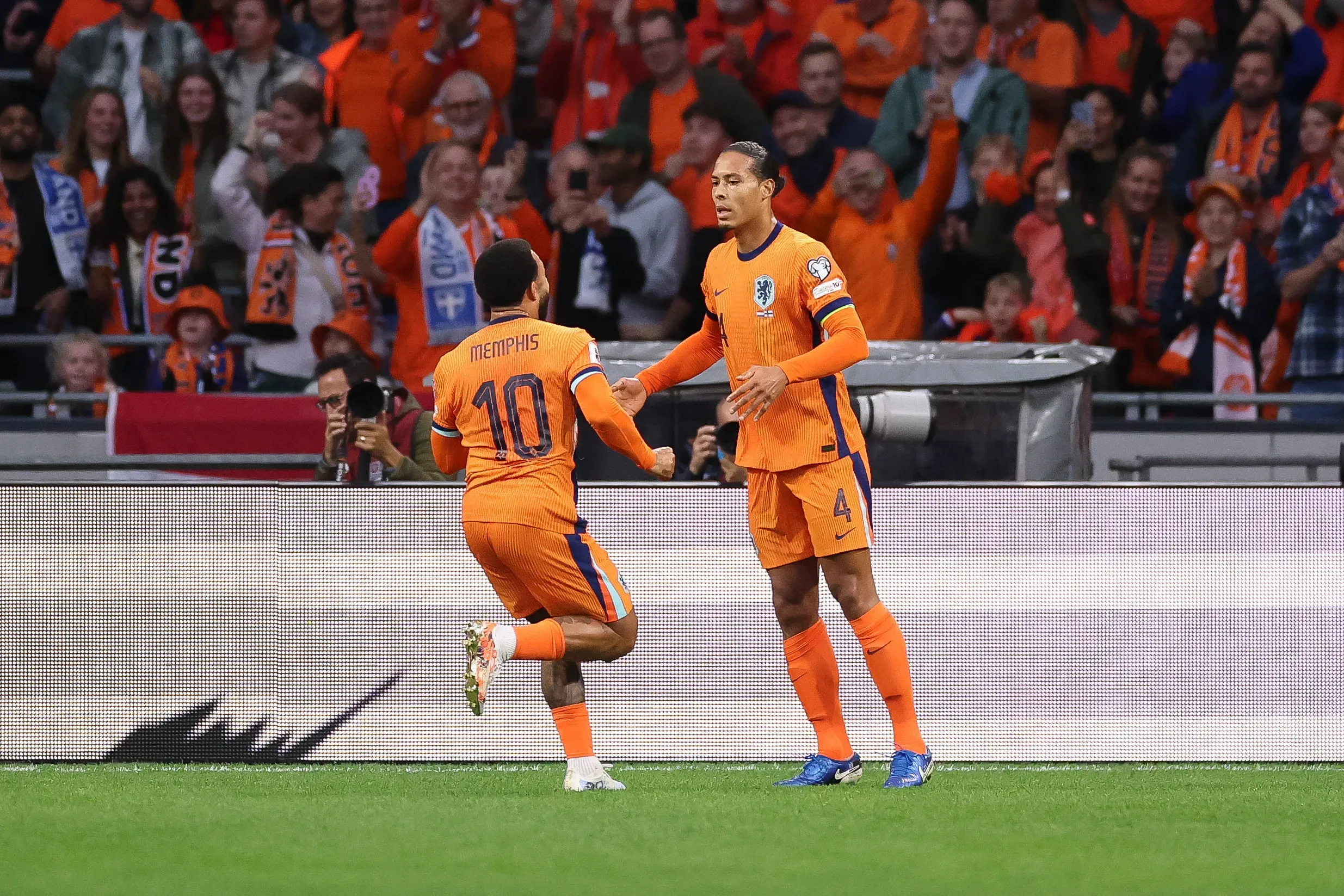 Depay comemora gol com Van Dijk. Foto: Dean Mouhtaropoulos/Getty Images