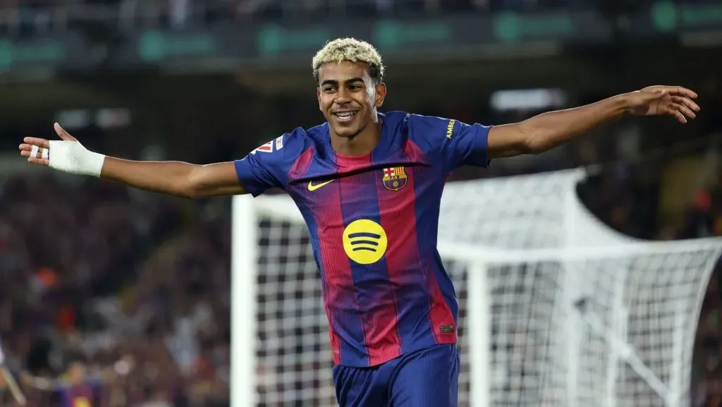 Lamine Yamal comemora gol. Foto: Judit Cartiel/Getty Images
