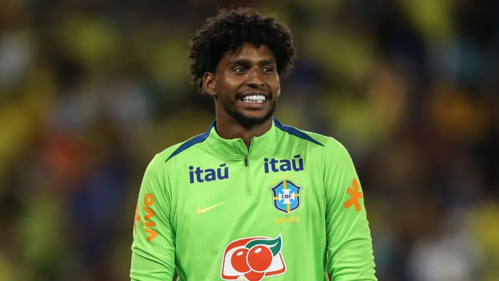 Hugo Souza durante aquecimento pela Seleção Brasileira (Foto: Marlon Costa/AGIF)