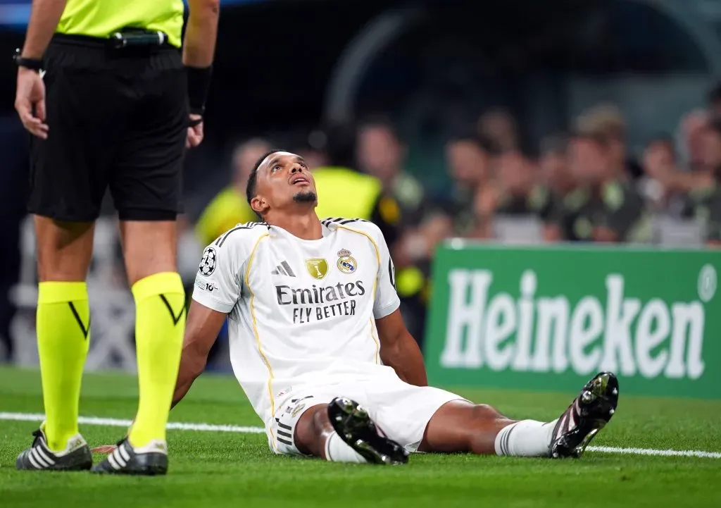 Trent Alexander-Arnold, do Real Madrid, reage após sofrer uma lesão durante a partida da Fase MD1 da Liga dos Campeões da UEFA 2025/26 entre Real Madrid CF e Olympique de Marseille (Foto: Mateo Villalba Sanchez/Getty Images)