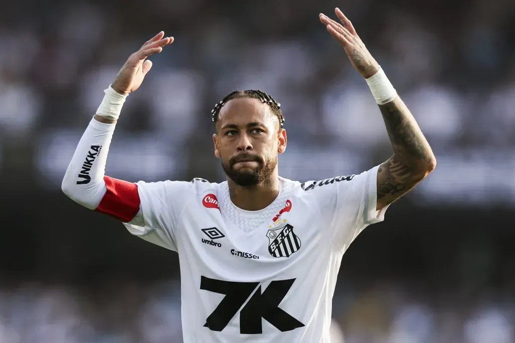 Neymar com a camisa do Santos – Photo by Alexandre Schneider/Getty Images