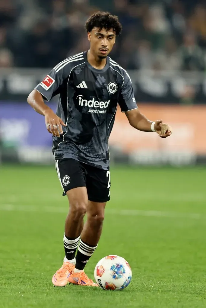 Real Madrid tem interesse na contratação de Nathaniel Brown, do Eintracht Frankfurt. Porém, no clube alemão não deve vir propostas até a próxima janela do meio do ano que vem. Para a posição, o time merengue contratou Álvaro Carreras, tem Fran Garcia e Mendy, que vem sofrendo com lesões. (Foto: Christof Koepsel/Getty Images)