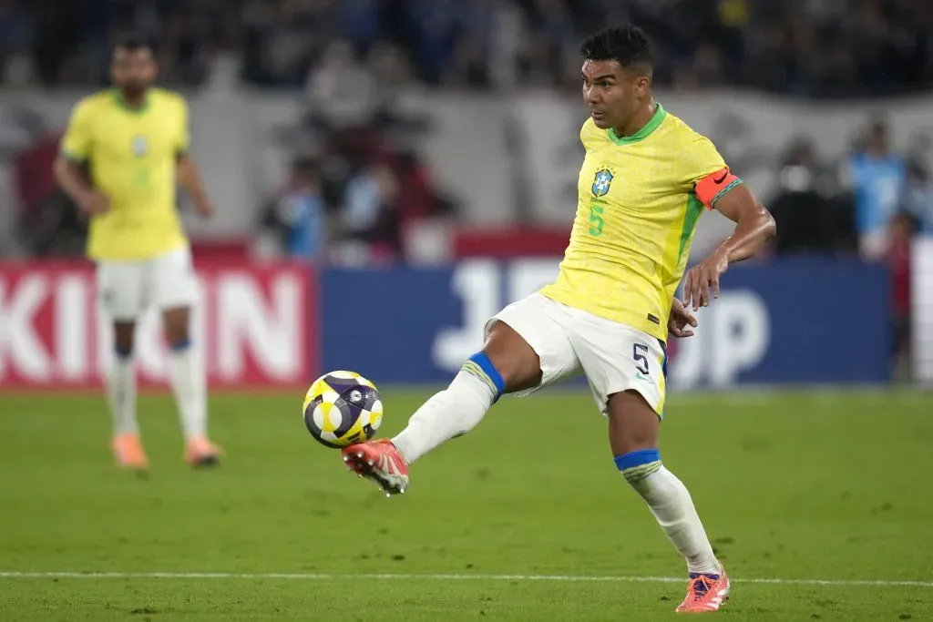 Casemiro em ação contra o Japão nesta terça-feira (14). Jogador ligou o alerta após o apagão que a equipe teve no segundo tempo dizendo que esse tipo de atitude pode custar uma Copa do Mundo. (Foto: Toru Hanai/Getty Images)