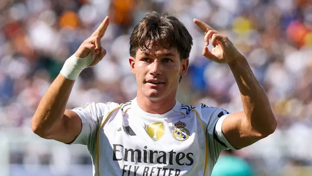 Fran garcía, de camisa branca do Real Madrid