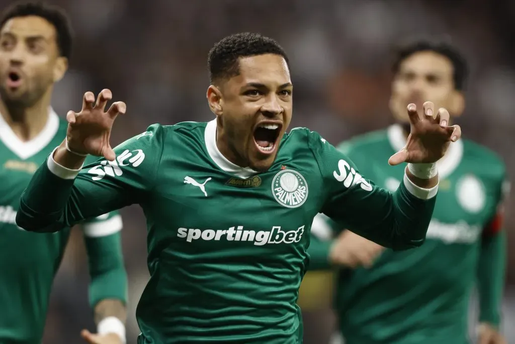 Vitor Roque comemorando gol pelo Palmeiras. (Photo by Miguel Schincariol/Getty Images)