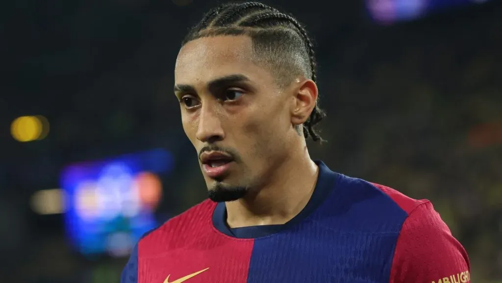 Raphinha em campo com o Barcelona (Photo by Alex Grimm/Getty Images)