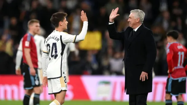Güler e Ancelotti comemoram após vitória na La Liga. Foto: Denis Doyle/Getty Images