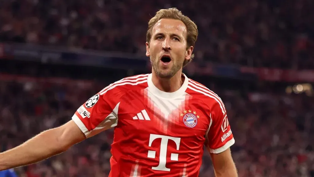 Harry Kane, em campo, com a camisa vermelha do Bayern de Munique (Foto: Maja Hitij/Getty Images)