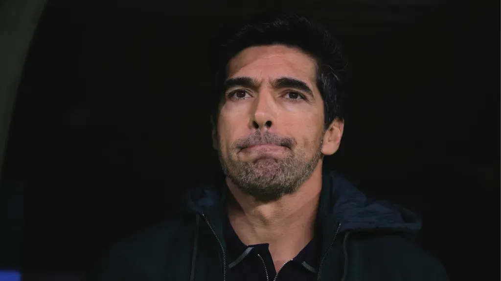 Abel Ferreira em jogo do Palmeiras. (Foto: Ettore Chiereguini/AGIF)