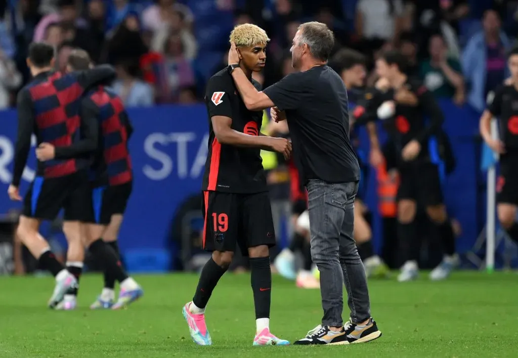 Lamine Yamal e Hansi Flick, pelo Barcelona. Segundo os portais El Nacional e Culémania, o treinador teria punido jovem por atraso em um pré-jogo, mas Deco, diretor do clube, tirou a punição. (Foto: David Ramos/Getty Images)