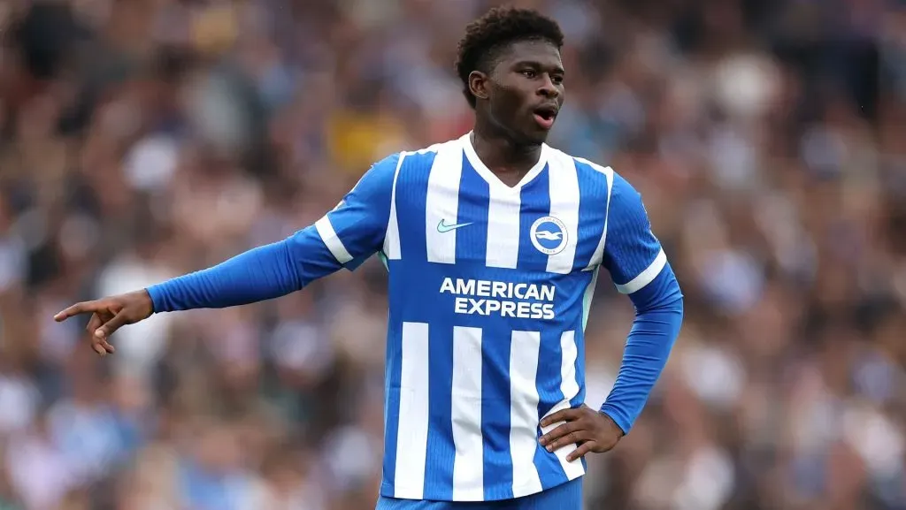 Carlos Baleba durante partida da Premier League. Foto: Alex Pantling/Getty Images