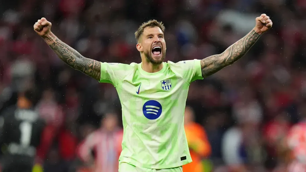 Iñigo Martínez comemora durante jogo do Barcelona contra o Atlético de Madrid (Photo by Angel Martinez/Getty Images)