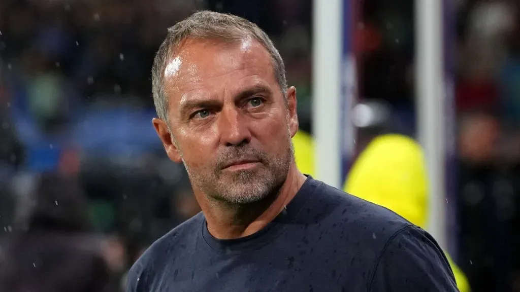 Hansi Flick terá que decidir um novo time titular do Barcelona (foto: Alex Caparros/Getty Images)