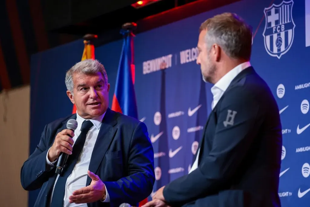 Laporta (à esquerda), presidente do Barcelona e Hansi Flick (à direita). Treinador já avisou ao presidente para não perder Ebrima Tunkara de vista, pois ele pode ter um impacto muito semelhante ao de Lamine Yamal ou até mesmo maior. (FOTO: Eric Alonso/Getty Images)