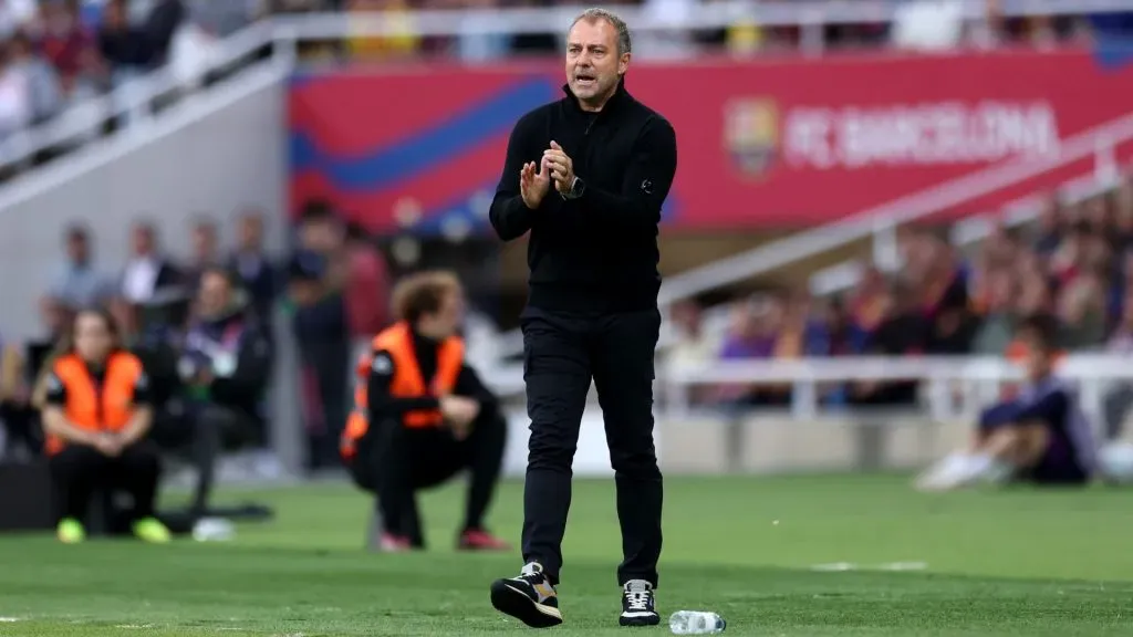 Hansi Flick orientando o time do Barcelona (foto: Judit Cartiel/Getty Imagens)